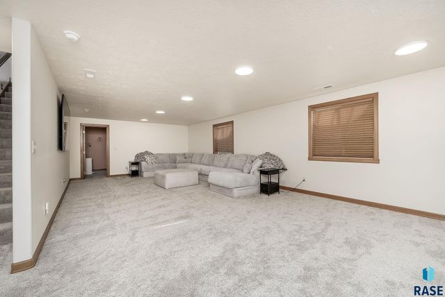 821 N Sylvan Dr Drive, Sioux Falls, SD 57110