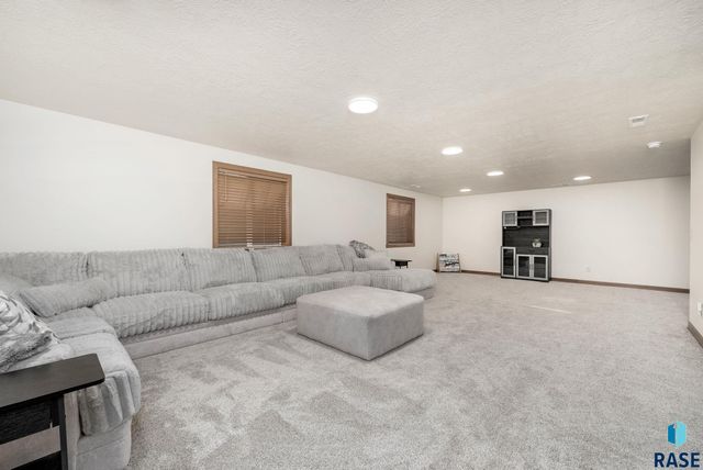 821 N Sylvan Dr Drive, Sioux Falls, SD 57110