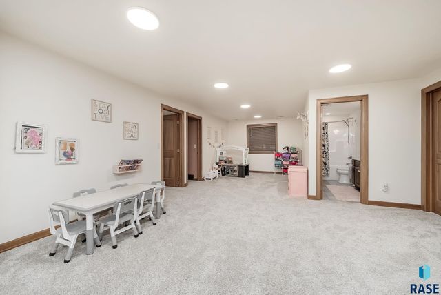 821 N Sylvan Dr Drive, Sioux Falls, SD 57110