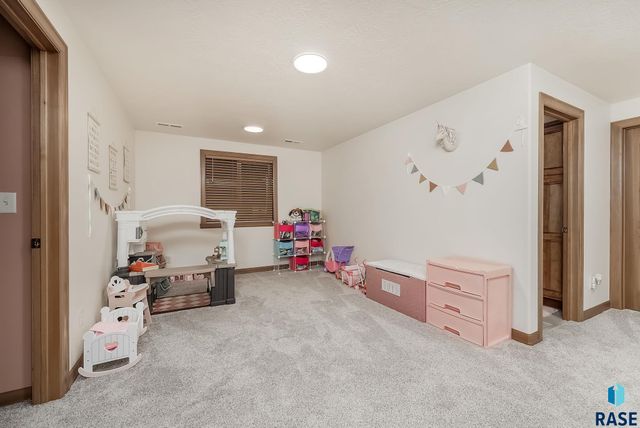 821 N Sylvan Dr Drive, Sioux Falls, SD 57110
