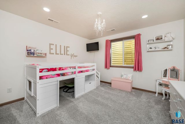 821 N Sylvan Dr Drive, Sioux Falls, SD 57110