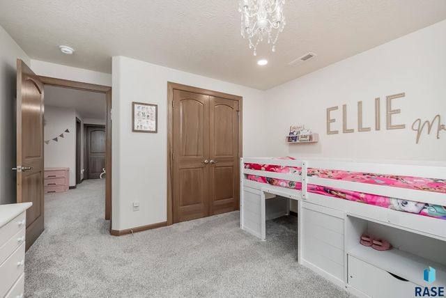 821 N Sylvan Dr Drive, Sioux Falls, SD 57110