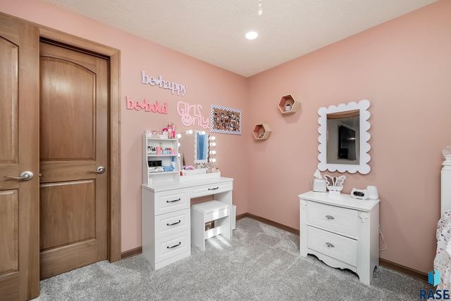821 N Sylvan Dr Drive, Sioux Falls, SD 57110