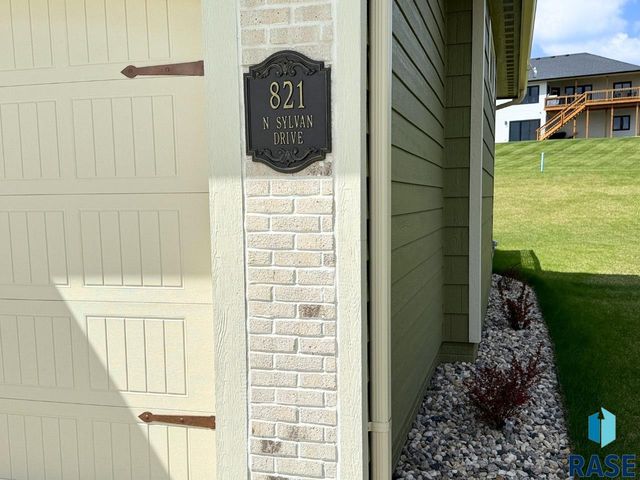 821 N Sylvan Dr Drive, Sioux Falls, SD 57110