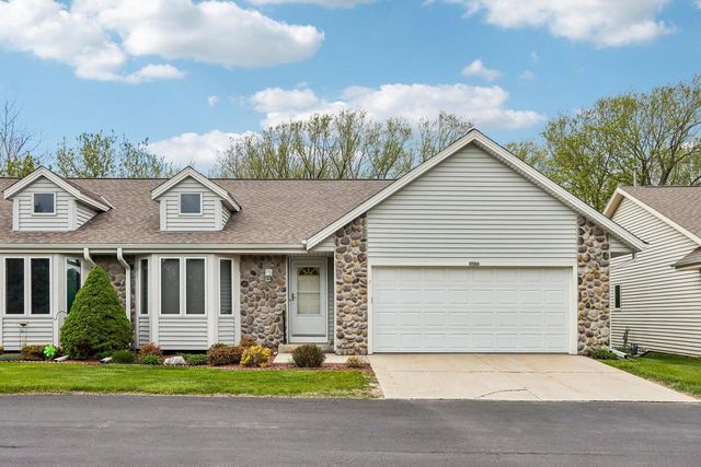2908 Valley AVENUE, West Bend, WI 53095