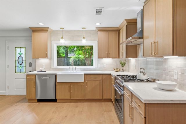 2210 Wakefield Drive, Houston, TX 77018