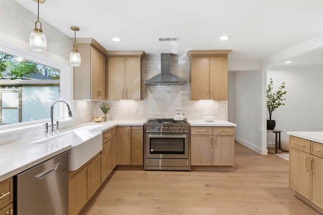 2210 Wakefield Drive, Houston, TX 77018