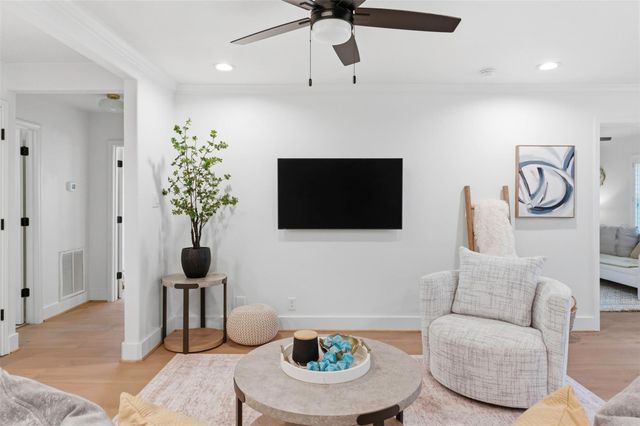 2210 Wakefield Drive, Houston, TX 77018