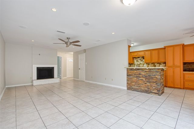 17163 Beaver Springs Drive 14, Houston, TX 77090