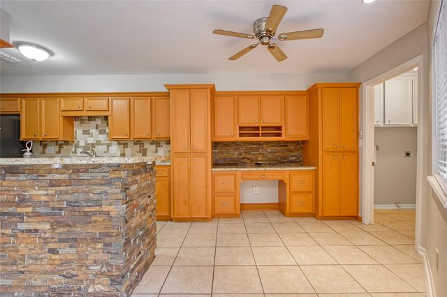 17163 Beaver Springs Drive 14, Houston, TX 77090