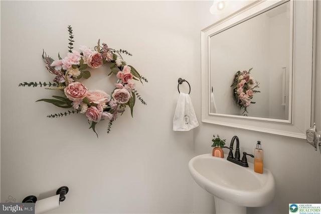 1043 LISA LN, Easton, PA 18045