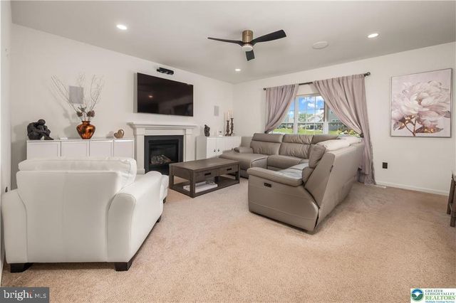 1043 LISA LN, Easton, PA 18045