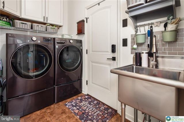 1043 LISA LN, Easton, PA 18045