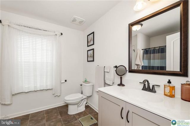 1043 LISA LN, Easton, PA 18045