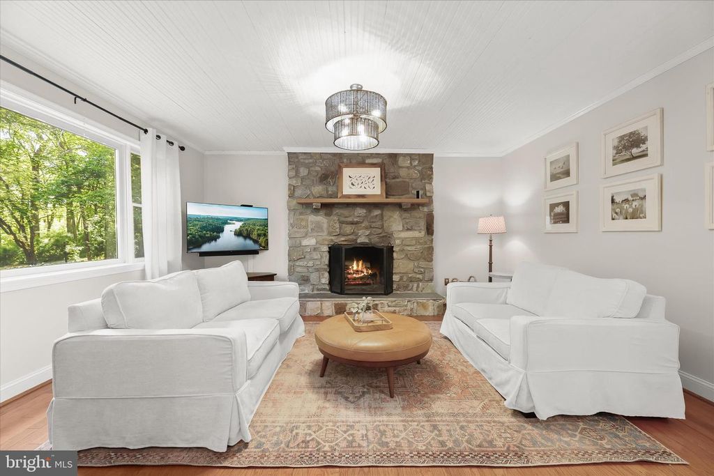 Image 3 of property listing at 625 SIDELING CT, Sykesville, MD 21784
