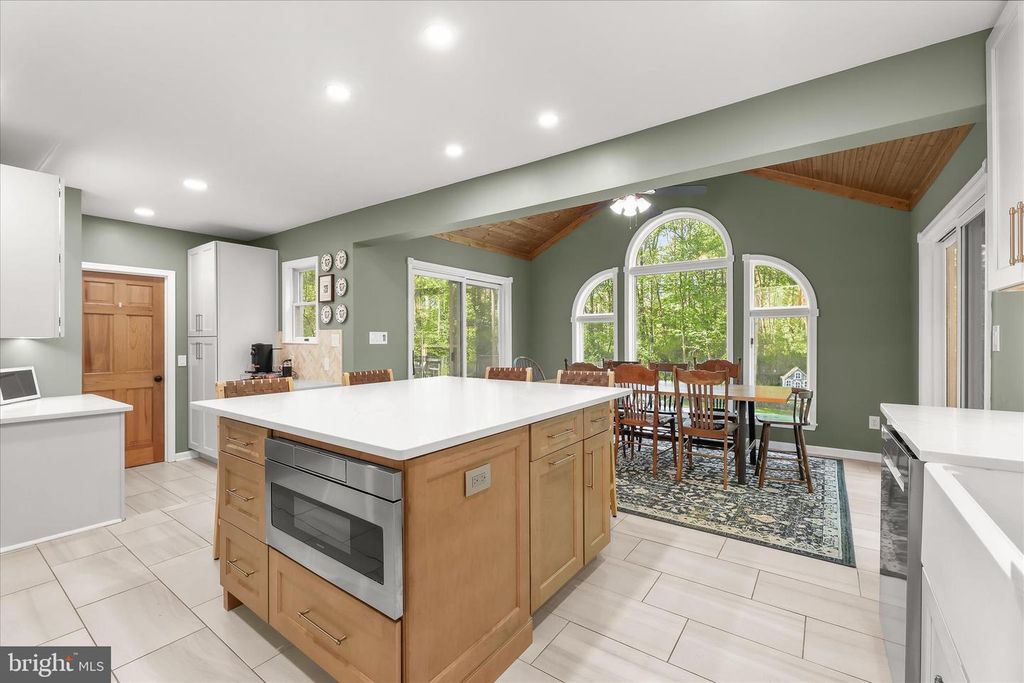 Image 5 of property listing at 625 SIDELING CT, Sykesville, MD 21784