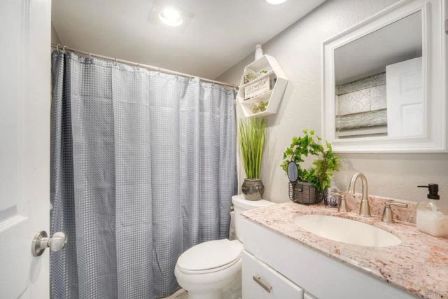 275 Royal Glen Drive, Fallbrook, CA 92028