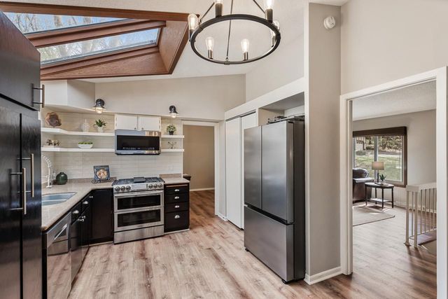 9515 Risewood Circle, Eden Prairie, MN 55347