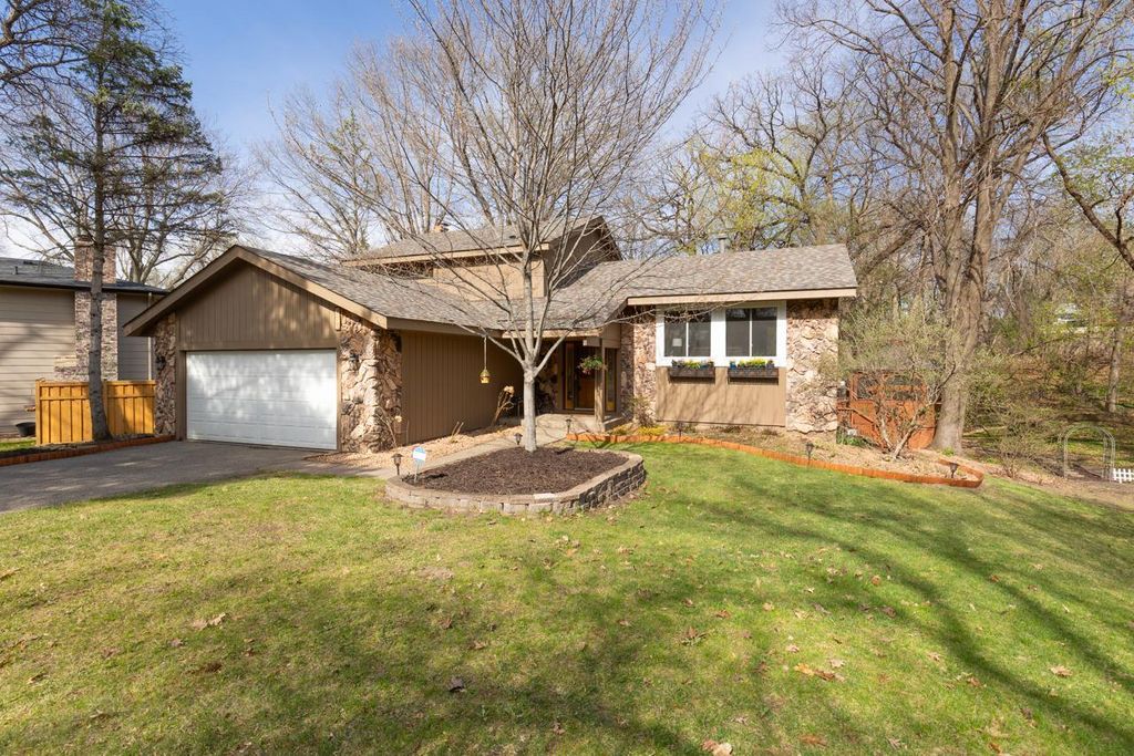 9515 Risewood Circle, Eden Prairie, MN 55347