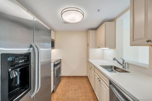 300 E Overlook 240, Port Washington, NY 11050