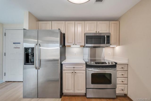 300 E Overlook 240, Port Washington, NY 11050