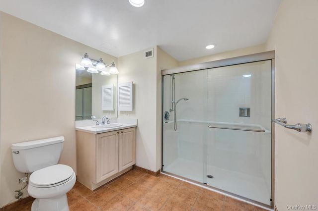 300 E Overlook 240, Port Washington, NY 11050