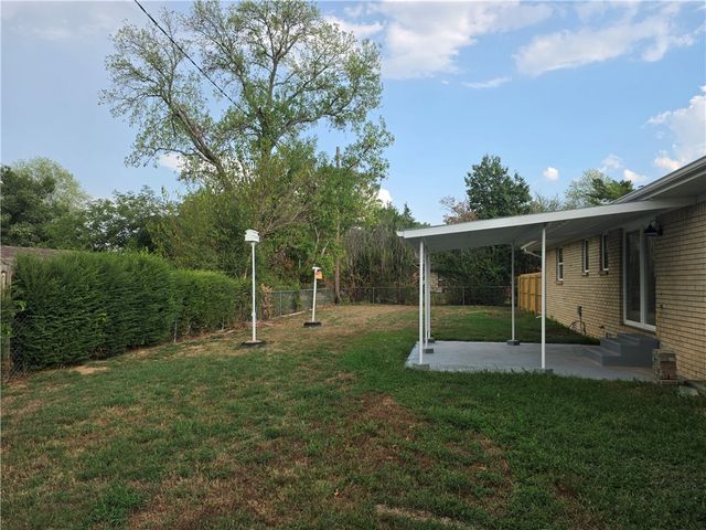 805 Lakeview Drive, Rogers, AR 72756