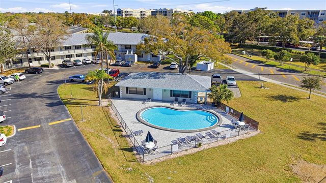 101 LAKE AVENUE NE 215, Largo, FL 33771