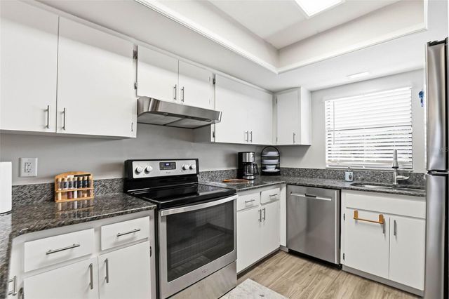 101 LAKE AVENUE NE 215, Largo, FL 33771
