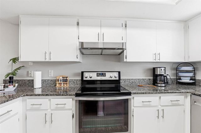 101 LAKE AVENUE NE 215, Largo, FL 33771