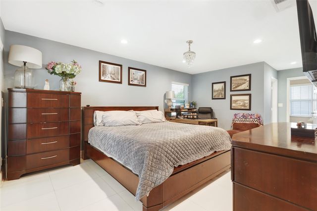 5940 NW 52nd St, Coral Springs, FL 33067