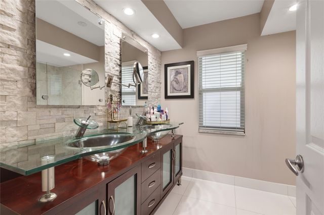 5940 NW 52nd St, Coral Springs, FL 33067