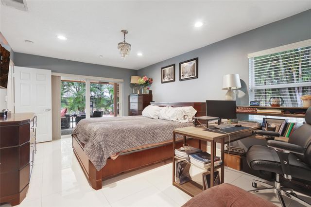 5940 NW 52nd St, Coral Springs, FL 33067