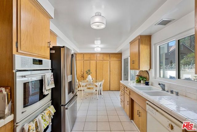 4799 Bonvue Avenue, Los Angeles, CA 90027