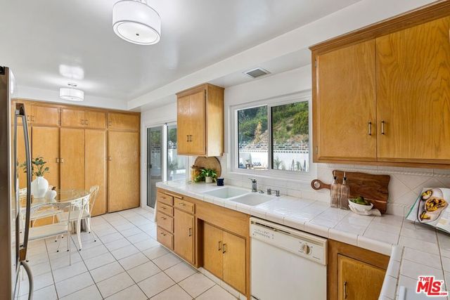 4799 Bonvue Avenue, Los Angeles, CA 90027