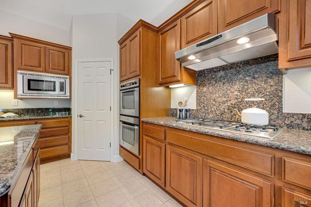 1716 Southridge Dr, Petaluma, CA 94954