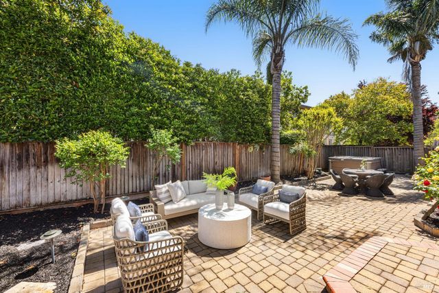 1716 Southridge Dr, Petaluma, CA 94954