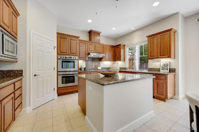 1716 Southridge Dr, Petaluma, CA 94954