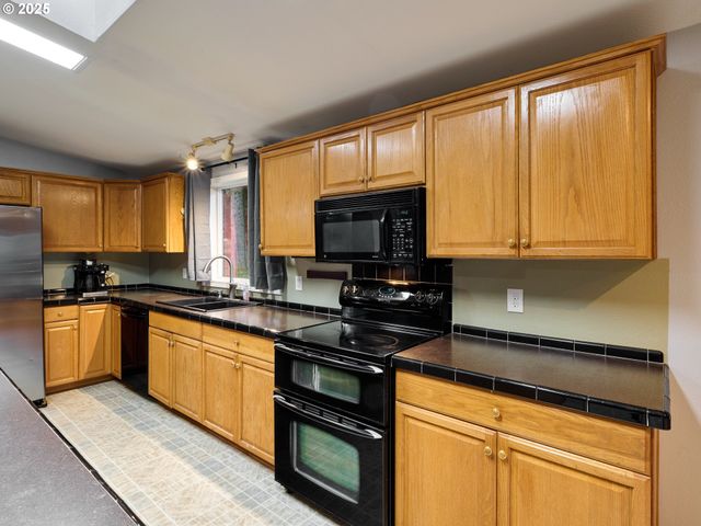 20788 HAZELNUT RIDGE Rd Ne, Scotts Mills, OR 97375