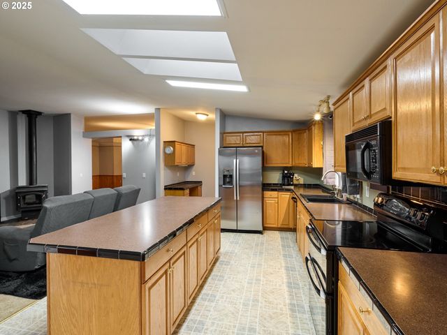 20788 HAZELNUT RIDGE Rd Ne, Scotts Mills, OR 97375