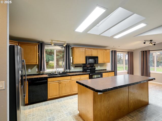 20788 HAZELNUT RIDGE Rd Ne, Scotts Mills, OR 97375