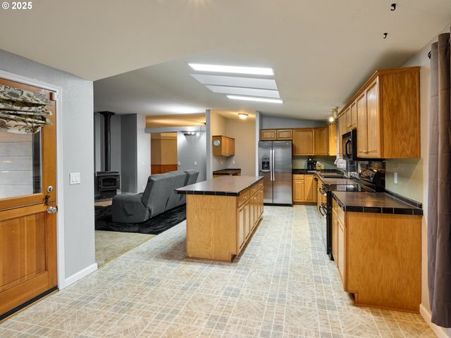 20788 HAZELNUT RIDGE Rd Ne, Scotts Mills, OR 97375