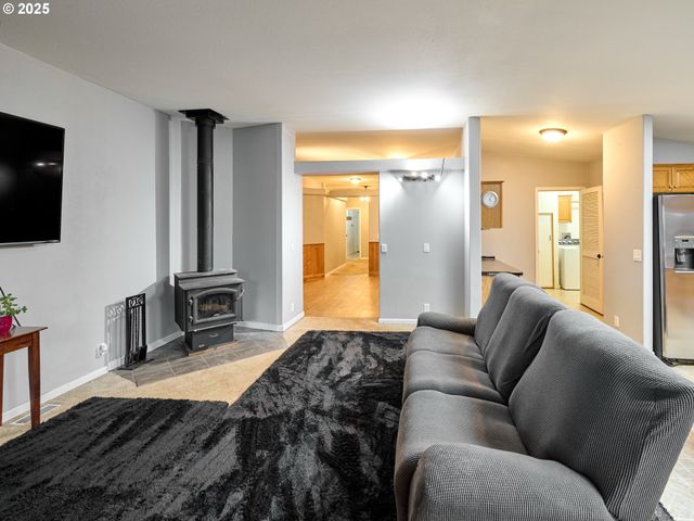 20788 HAZELNUT RIDGE Rd Ne, Scotts Mills, OR 97375