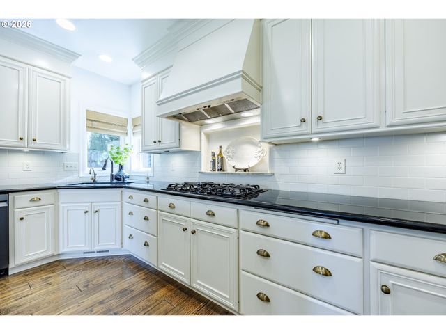 2332 DEVON Ave, Eugene, OR 97408