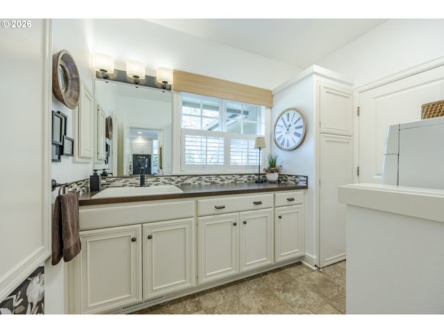 2332 DEVON Ave, Eugene, OR 97408