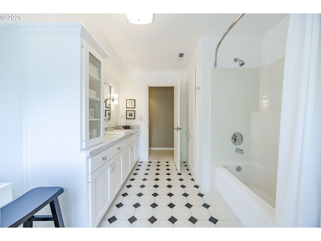 2332 DEVON Ave, Eugene, OR 97408