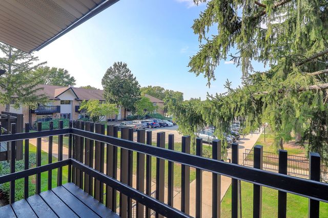 16B Kingery Quarter 208, Willowbrook, IL 60527