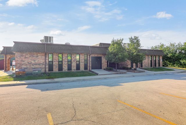 16B Kingery Quarter 208, Willowbrook, IL 60527