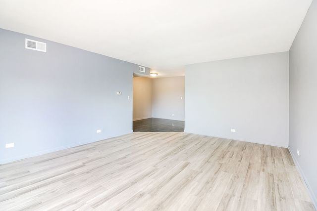 16B Kingery Quarter 208, Willowbrook, IL 60527