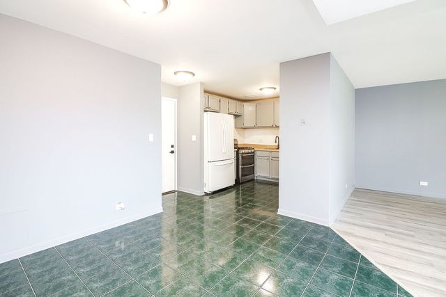 16B Kingery Quarter 208, Willowbrook, IL 60527